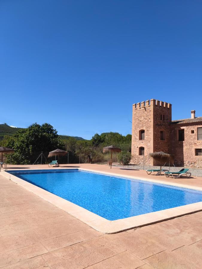 Masía de San Juan, casa rural renovada y con terraza privada en castillo con piscina Segorbe  Exterior foto