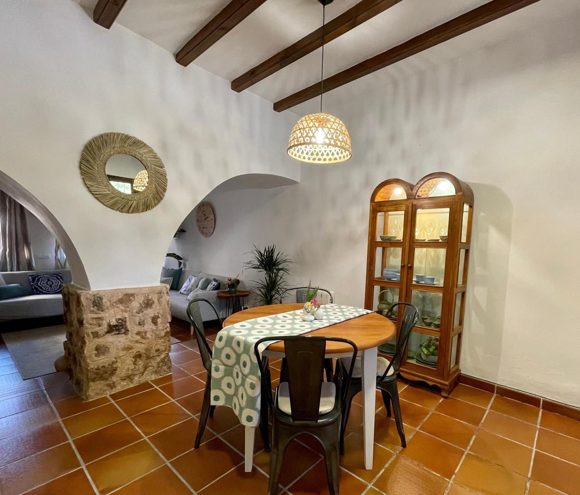 Masía de San Juan, casa rural renovada y con terraza privada en castillo con piscina Segorbe  Habitación foto