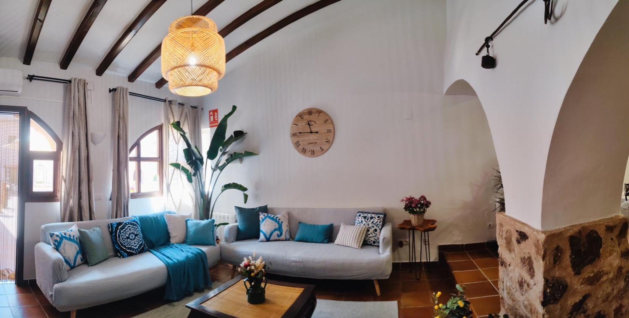 Masía de San Juan, casa rural renovada y con terraza privada en castillo con piscina Segorbe  Habitación foto