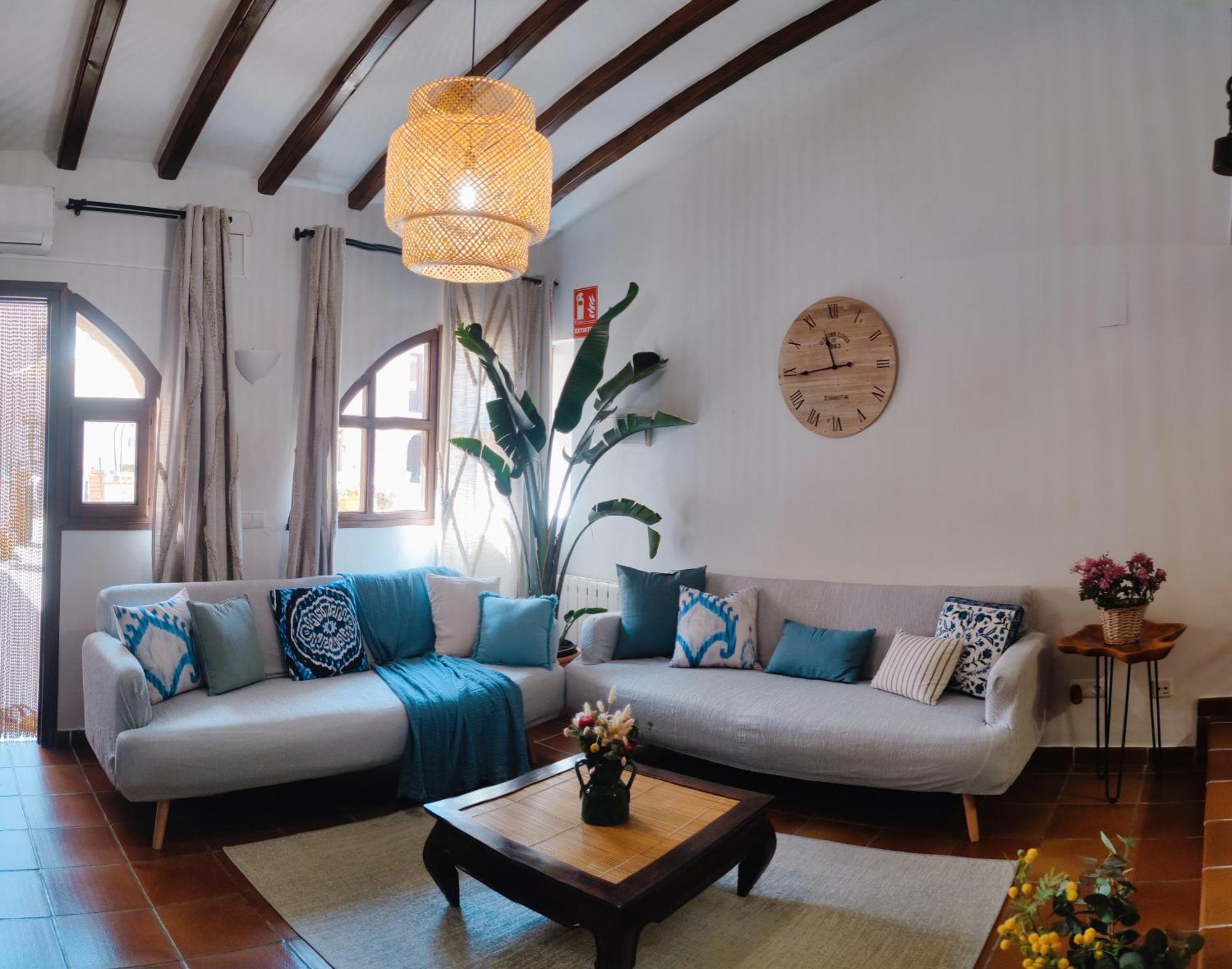 Masía de San Juan, casa rural renovada y con terraza privada en castillo con piscina Segorbe  Habitación foto