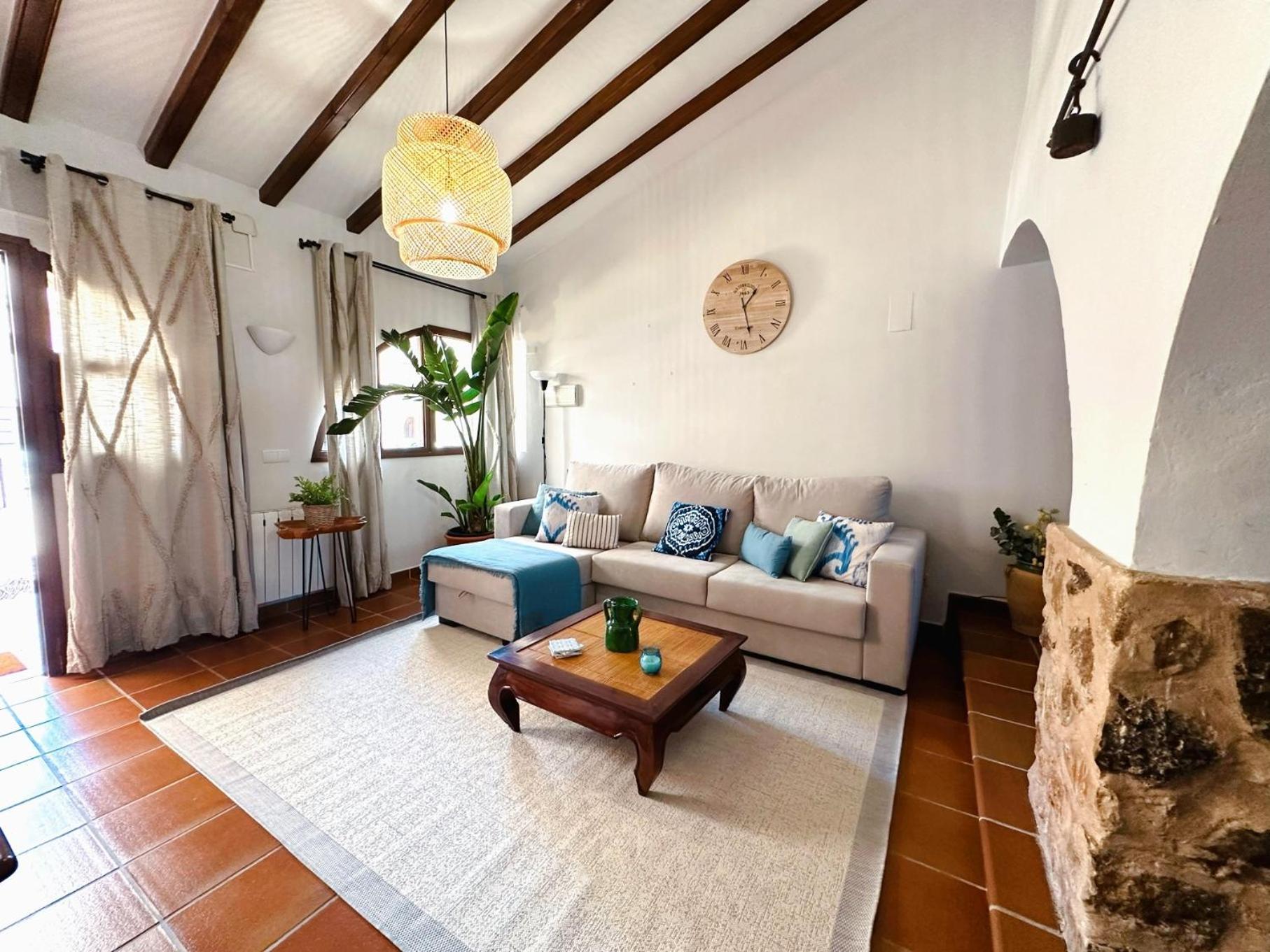 Masía de San Juan, casa rural renovada y con terraza privada en castillo con piscina Segorbe  Exterior foto
