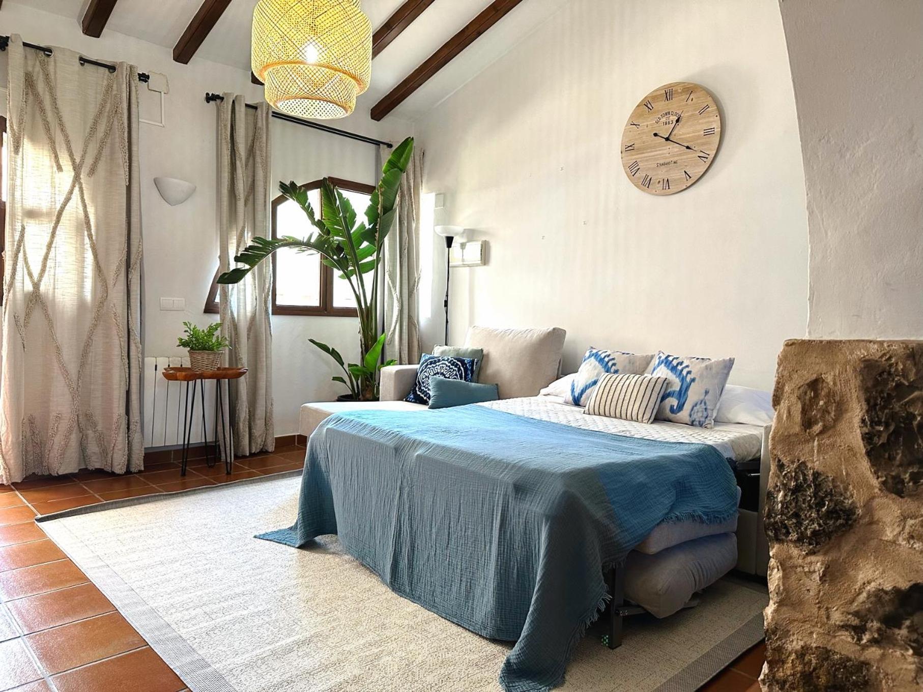 Masía de San Juan, casa rural renovada y con terraza privada en castillo con piscina Segorbe  Exterior foto